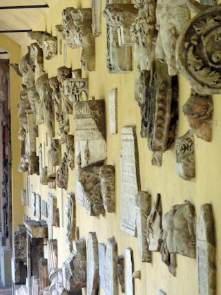 Überreste zerstörter oder abgerissener Bauten als städtisches Bilderbuch 