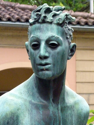 Der vermeintliche Fußballer spielt in Wirklichkeit die Leier :)