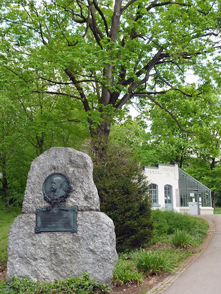 Der Daimler Gedenkstein im Kurpark