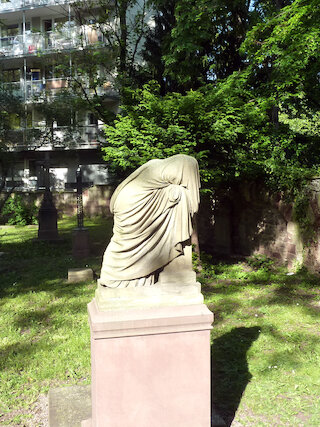 Der Weg verläuft hinter dem Rücken der Statue © Heidrun Rieble