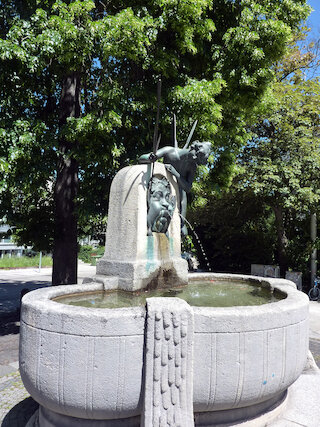 Der Jugendstilbrunnen in voller Schönheit.