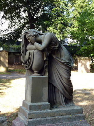 Skulptur einer Trauernden © Heidrun Rieble