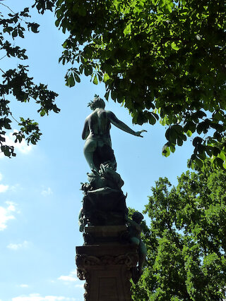 Die schöne Nymphe von hinten