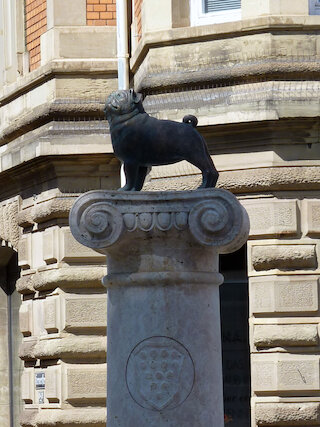 Die Loriot-Stele mit Mops