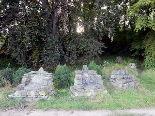 Die Kunststation bei der Buche mit kreisförmig angeordneten Steinthronen liegt am St-Helens-Weg