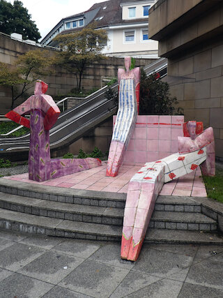 Am Ausgang Epplestraße verbreiten drei Mädchen aus Beton und glasurbemalter Keramik eine ansteckende Legende