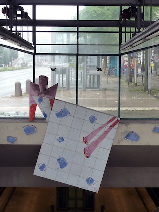 Die große Recamier von Wolfgang Thiel schwebt über den Rolltreppen am Ausgang Löffelstraße