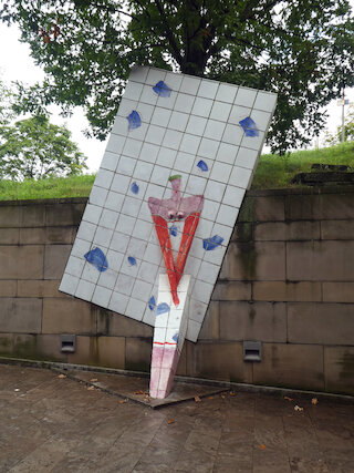 Die Lehnend-Wartende ziert mit über 5 Metern Höhe den Ausgang Josephstraße