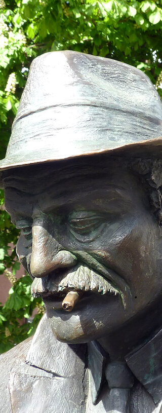 Beeindruckend ist der realistische Stil und das  ausdrucksstarke Gesicht mit dem gesenkten Kopf