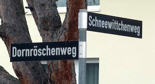 Zwei Prinzessinnen teilen sich eine Straßenecke