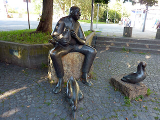 Der Entaklammer wurde 1989 von der Bildhauerin Elke Krämer gestaltet