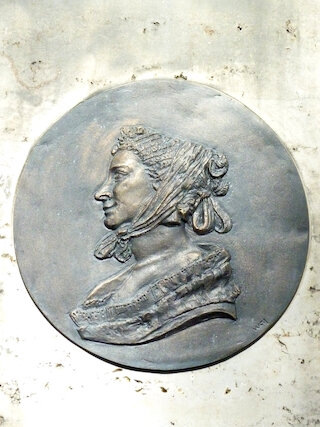 Die Gründungsmutter Franziska von Hohenheim wird im Park mit einem Obelisk von Markus Wolf gewürdigt