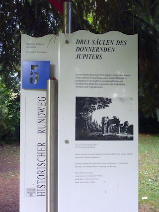 Der historische Rundweg führt zu einigen interessanten Bauwerken und Denkmalen - falls 3000 verschiedene Pflanzen und Gehölze nicht reichen