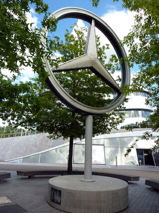 Bahnhof ade - bis 2035 wohnt der berühmte Stern beim Mercedes-Benz-Museum und damit in Gesellschaft anderen Sternen