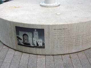 So sah das bis März 2021 aus - alle wichtigen Infos sind auf dem Betonsockel zu finden