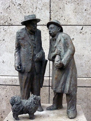 Häberle und Pfleiderer nebst Hund werden auch auch am früheren Standort des Friedrichsbau-Varieté am Börsenplatz mit einem Bronzedenkmal gewürdigt