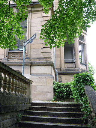 Im unteren Teil der Willy-Reichert-Staffel blickt man noch auf Villen und Balustraden 