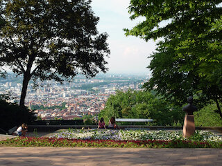 Der Platz bietet einen tollen Blick auf den Kessel und einige Sehenswürdigkeiten im Stadtkern