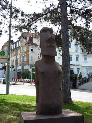 Eine zwei Meter hohe Moai-Skulptur bewacht seit 2006 die Haltestelle Haigst