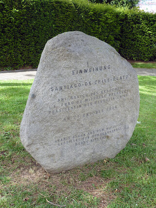 Der Gedenkstein zur Einweihung des umgestalteten Platzes stammt aus dem Maipo Tal in den chilenischen Anden