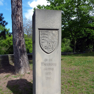 Am Rande des Platzes steht auch eine Rekonstruktion des Denkmals zum 500sten Jahrestag der Ernennung Wuerttembergs zum Herzogtum