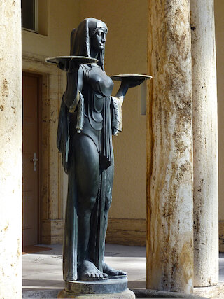 Die Jungfrau mit den Tränenschalen von Josef Zeitler wartet an der Rückseite der Feierhalle der Trauernden