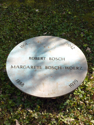 Robert Boschs Ehrengrab liegt im Grabfeld 1c  und damit ganz in der Nähe des Ehrengrabs von Theodor Heuss und Elly Heuss-Knapp