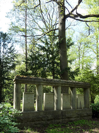 Das Familiengrab von Erwin Baelz mit den auffälligen Säulen liegt im Grabfeld 6h