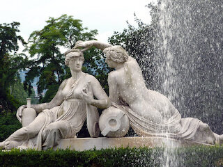 Bei derDanneckerschen Nymphengruppe bekränzt die Wiesennymphe aus Dankbarkeit die Wassernymphe 