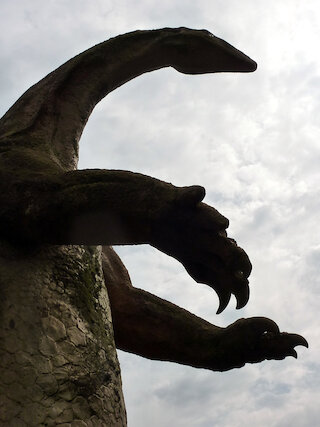 Dieser ziemlich lebensechte Saurier grüßt vor dem Museum am Löwentor - übrigens zusammen mit einer saurierförmigen Plastik aus dem Schrott einer Schiffswerft