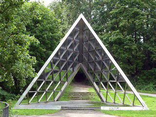 Die Kunststation Gate of Hope des amerikanischen Konzeptkünstlers Dan Graham liegt am Ende des Lodzer Stegs