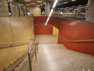 Straßenbahnhaltestelle Charlottenplatz &copy; Giftzwerg 88 cw