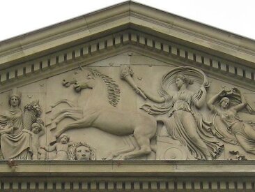 Schloss Rosenstein, Giebelrelief (Detail), Parkseite © Gerd Leibrock cw