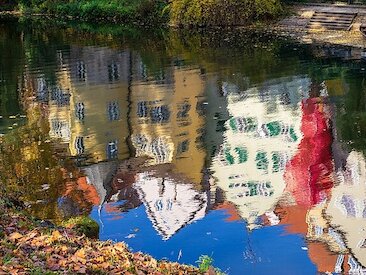 Tübingen, Spiegelung der Neckarfront mit Hölderlinturm im Neckar © Roman Eisele cw