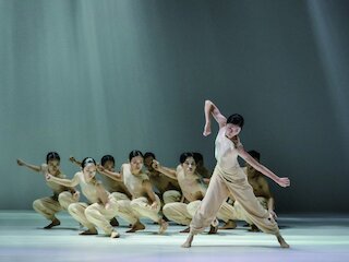 Cloud Gate Dance Theatre &copy; LEECHIAYEH