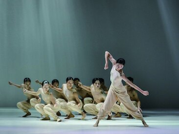 Cloud Gate Dance Theatre © LEECHIAYEH