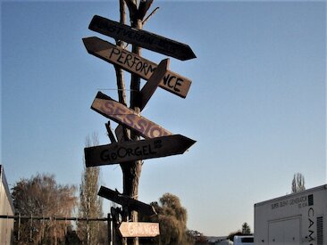 Gallery Hopping &copy; Susanne Jakob