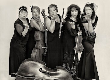 Lizzy Aumeier & die weißen Lilien &copy; Andreas Riedel