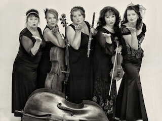 Lizzy Aumeier & die weißen Lilien &copy; Andreas Riedel