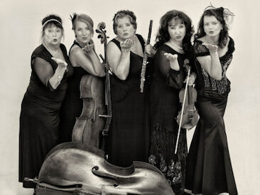 Lizzy Aumeier & die weißen Lilien &copy; Andreas Riedel