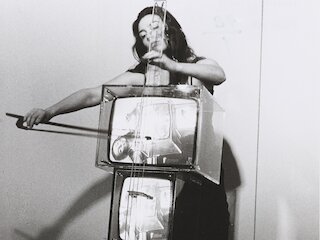 Concerto for TV Cello, N. J. Paik, 1971, performed von Ch. Moorman, 1974 (Ausschnitt) &copy; Hanns Sohm, Staatsgalerie Stuttgart, Archiv Sohm