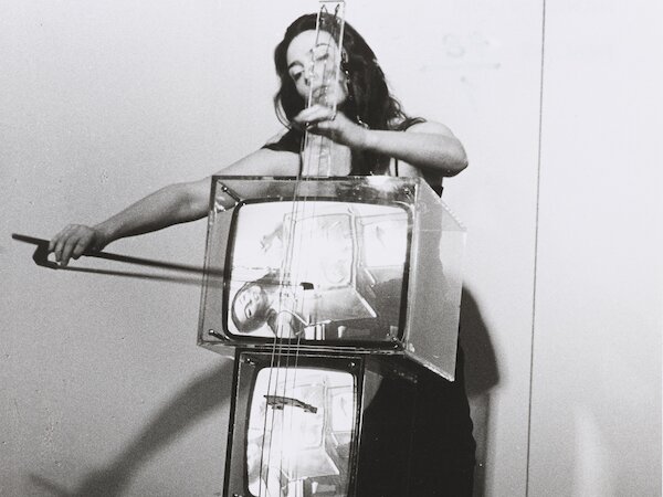Concerto for TV Cello, N. J. Paik, 1971, performed von Ch. Moorman, 1974 (Ausschnitt) &copy; Hanns Sohm, Staatsgalerie Stuttgart, Archiv Sohm