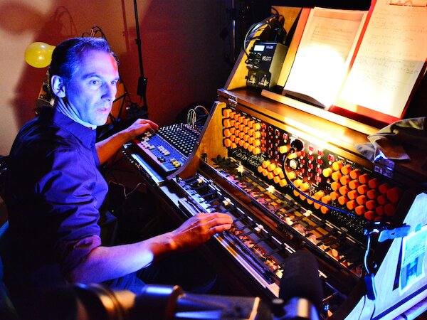 Peter Pichler mit Trautonium &copy; Theaterhaus Stuttgart