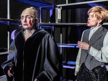 Hannah im Hof und Linda Schlepps &copy; Kalle Kalmbach_Theater Lindenhof
